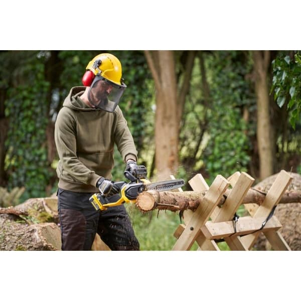 STANLEY เลื่อยโซ่ไร้สาย V20 รุ่น SBCS730M1-B1 พร้อมแบตเตอรี่ 4AH และแท่นชาร์จ 4
